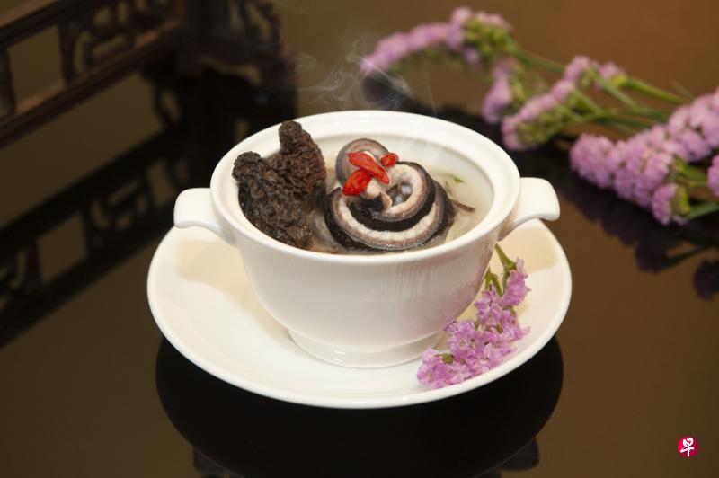 万豪轩本月推出鳝鱼限时菜单,图为陈年花雕浓汤浸龙鳝。(餐馆提供) 万豪轩本月推出鳝鱼限时菜单,图为陈年花雕浓汤浸龙鳝。(餐馆提供)