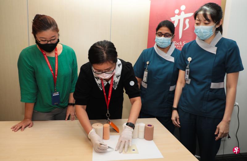 陈笃生医院亚洲护理学中心和新加坡皮肤研究院签署谅解备忘录,加强对慢性伤口护理的合作,包括共同研发具压力传感器的压力绷带,以训练更多护士进行慢性伤口管理的工作。左起为新加坡皮肤研究院项目经理黄一珍博士、新科研材料与工程研究院科学家林素慧博士、陈笃生医院临床护士斯瓦卡米和赖佩婷。(林国明摄) 陈笃生医院亚洲护理学中心和新加坡皮肤研究院签署谅解备忘录,加强对慢性伤口护理的合作,包括共同研发具压力传感器的压力绷带,以训练更多护士进行慢性伤口管理的工作。左起为新加坡皮肤研究院项目经理黄一珍博士、新科研材料与工程研究院科学家林素慧博士、陈笃生医院临床护士斯瓦卡米和赖佩婷。(林国明摄)