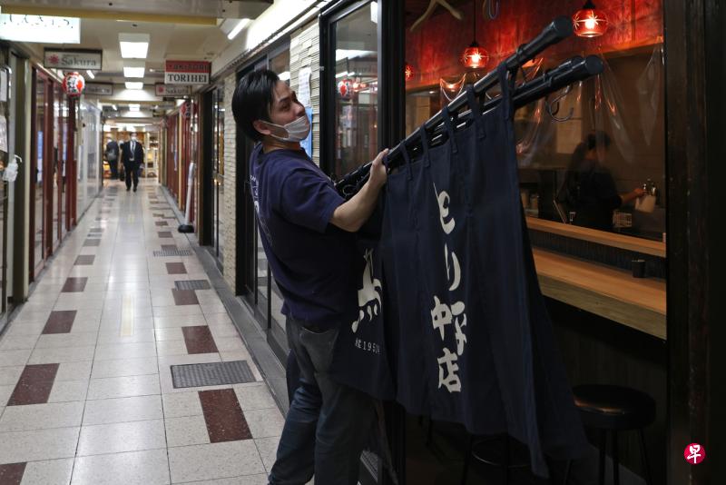 日本主要城市的冠病病例近期大增,大阪当局上周已收紧防范措施,包括指示酒屋和餐馆缩短营业时间,提早打烊。(彭博社) 日本主要城市的冠病病例近期大增,大阪当局上周已收紧防范措施,包括指示酒屋和餐馆缩短营业时间,提早打烊。(彭博社)