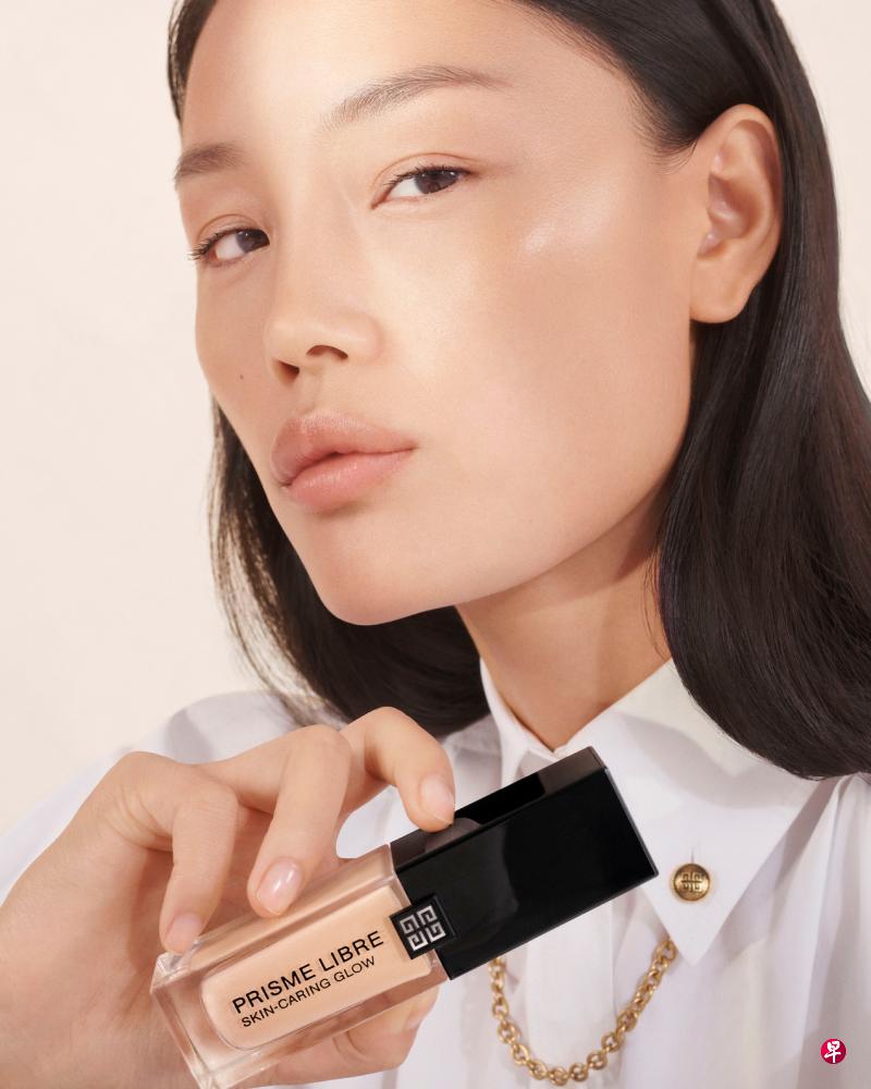 最佳柔亮水光肌推荐:纪梵希Prisme Libre Skin-Caring Glow粉底,售价$110。(品牌提供) 最佳柔亮水光肌推荐:纪梵希Prisme Libre Skin-Caring Glow粉底,售价$110。(品牌提供)