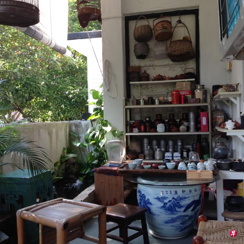 画家陈楚智老树画室的阳台茶座,栏外满眼绿意,鸟语花香,煮水泡茶,可闲话艺事,也可静对品茗,悠然共度午后时光,怡情养性。(作者摄) 画家陈楚智老树画室的阳台茶座,栏外满眼绿意,鸟语花香,煮水泡茶,可闲话艺事,也可静对品茗,悠然共度午后时光,怡情养性。(作者摄)
