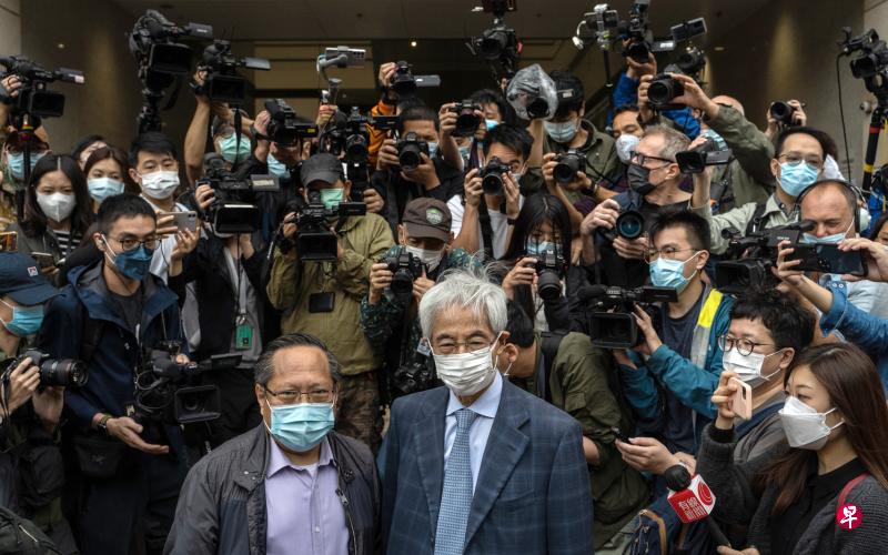 何俊仁(前排左)和民主党创党主席李柱铭(前排右)昨天抵达西九龙裁判法院时被媒体包围。他们分别被判监12和11个月,缓刑两年。(彭博社) 何俊仁(前排左)和民主党创党主席李柱铭(前排右)昨天抵达西九龙裁判法院时被媒体包围。他们分别被判监12和11个月,缓刑两年。(彭博社)