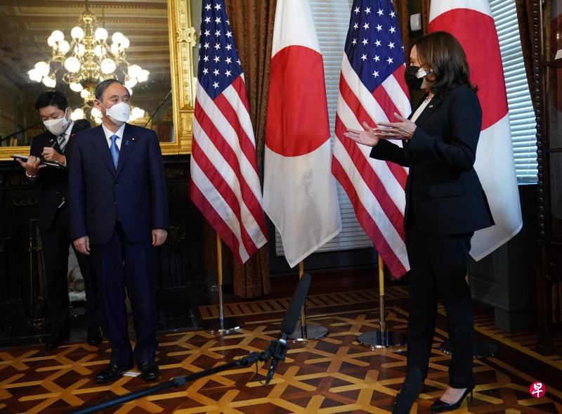 美国副总统哈里斯(右)当地时间16日在美台双边会谈前,在白宫旁边的艾森豪威尔行政大楼与来访的日本首先菅义伟谈话。(法新社) 美国副总统哈里斯(右)当地时间16日在美台双边会谈前,在白宫旁边的艾森豪威尔行政大楼与来访的日本首先菅义伟谈话。(法新社)