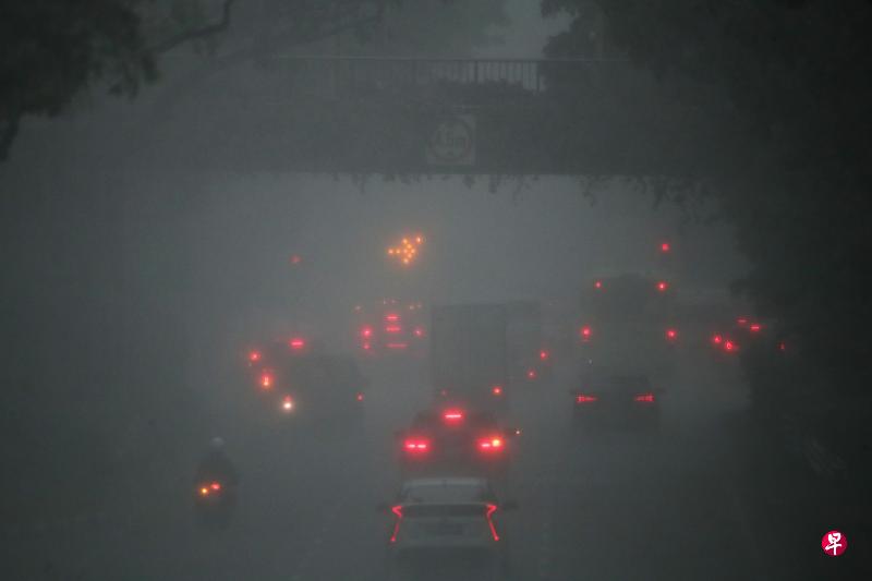 裕华园地铁站一带下午1时20分大雨滂沱,在路上甚至看不清车子的轮廓,只见车灯。(蔡家增摄) 裕华园地铁站一带下午1时20分大雨滂沱,在路上甚至看不清车子的轮廓,只见车灯。(蔡家增摄)