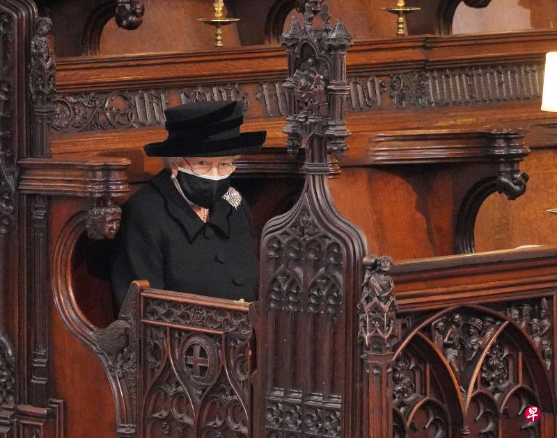 仪式开始前,英女王独自就坐在圣乔治教堂内,准备与其他王室成员向陪伴她超过70年的夫婿做最后的道别。(路透社) 仪式开始前,英女王独自就坐在圣乔治教堂内,准备与其他王室成员向陪伴她超过70年的夫婿做最后的道别。(路透社)