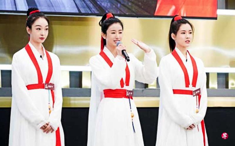 首集亮相的女学员造型相同,很难让观众留下深刻印象。(互联网) 首集亮相的女学员造型相同,很难让观众留下深刻印象。(互联网)