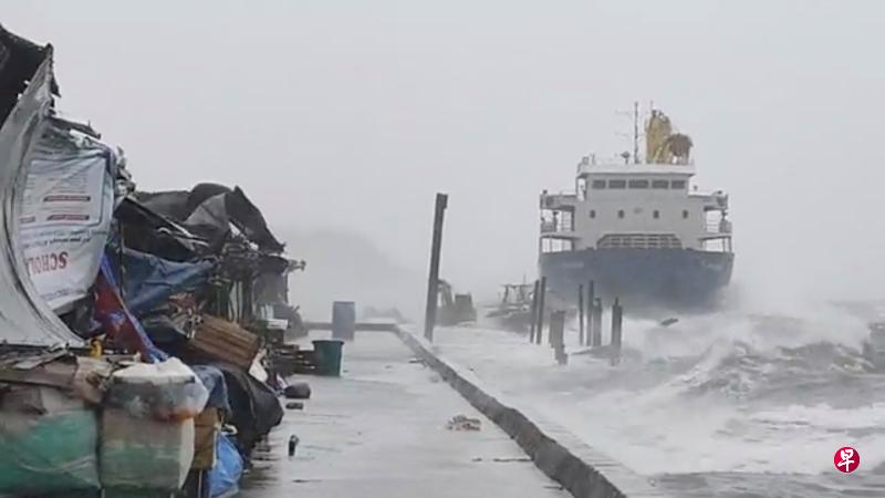菲律宾舒力基超级台风昨日吹袭东部萨马尔省沿海地区,掀起滚滚大浪波涛汹涌。(路透社) 菲律宾舒力基超级台风昨日吹袭东部萨马尔省沿海地区,掀起滚滚大浪波涛汹涌。(路透社)