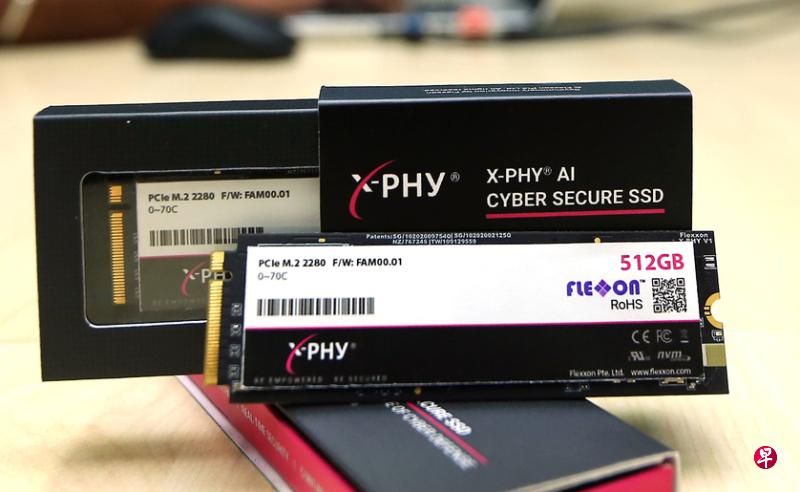 丰立新研发的固态硬盘结合人工智能科技,在探测到任何攻击后会自动将电脑等电子设备“锁起来”,再发电邮通知用户。用户之后可通过手机应用或电邮获取一次性密码,为电脑进行解锁。(萧紫薇摄) 丰立新研发的固态硬盘结合人工智能科技,在探测到任何攻击后会自动将电脑等电子设备“锁起来”,再发电邮通知用户。用户之后可通过手机应用或电邮获取一次性密码,为电脑进行解锁。(萧紫薇摄)