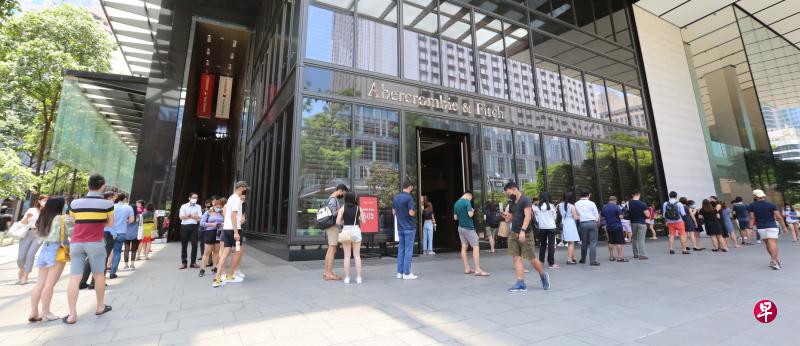 美国时尚品牌Abercrombie & Fitch下个月2日关闭位于乌节路Knightsbridge商场的旗舰店,目前以半价销售全店商品,吸引大批公众前去淘宝。(庄耿闻摄) 美国时尚品牌Abercrombie & Fitch下个月2日关闭位于乌节路Knightsbridge商场的旗舰店,目前以半价销售全店商品,吸引大批公众前去淘宝。(庄耿闻摄)