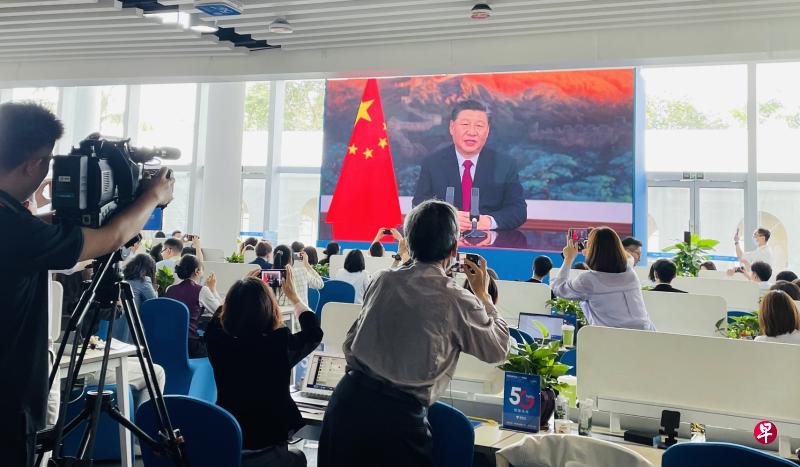 中国国家主席习近平昨早在博鳌亚洲论坛年会开幕大会上发表视频演讲。尽管他没有亲自到场,但现场依然警卫森严,大批中外记者只能在媒体中心观看转播。(陈婧摄) 中国国家主席习近平昨早在博鳌亚洲论坛年会开幕大会上发表视频演讲。尽管他没有亲自到场,但现场依然警卫森严,大批中外记者只能在媒体中心观看转播。(陈婧摄)