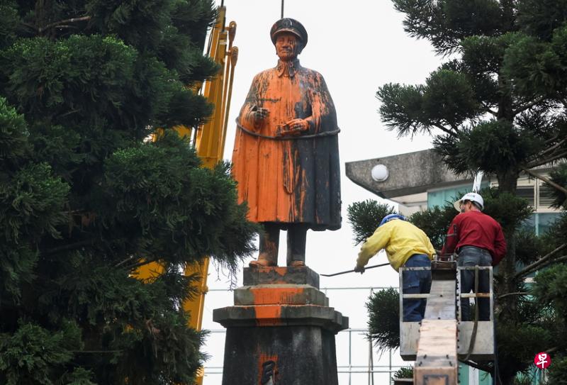 今年3月3日基隆火车站前的蒋介石铜像遭人污损并被拆除。(路透社) 今年3月3日基隆火车站前的蒋介石铜像遭人污损并被拆除。(路透社)