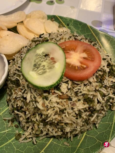 由各种食材翻炒而成的Nasi Ulam。(叶孝忠摄) 由各种食材翻炒而成的Nasi Ulam。(叶孝忠摄)