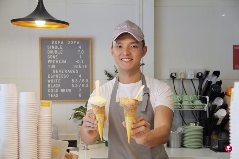 王景辉坚持品质,不买现成坚果酱,而是亲手烘烤开心果和榛子,制作成有着浓浓坚果香的冰淇淋。(受访者提供) 王景辉坚持品质,不买现成坚果酱,而是亲手烘烤开心果和榛子,制作成有着浓浓坚果香的冰淇淋。(受访者提供)