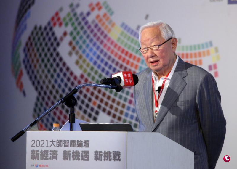 台积电创办人张忠谋昨天在在台北国际会议中心,以“珍惜台湾半导体晶圆制造的优势”为题发表演讲。( 香港中通社) 台积电创办人张忠谋昨天在在台北国际会议中心,以“珍惜台湾半导体晶圆制造的优势”为题发表演讲。( 香港中通社)