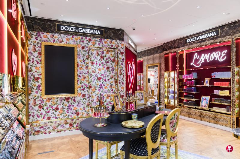 Dolce & Gabbana Beauty位于ION Orchard地下二层的旗舰店,以“La Casa”为主题,加入富有品牌基因热情奔放的花卉印花。(品牌提供) Dolce & Gabbana Beauty位于ION Orchard地下二层的旗舰店,以“La Casa”为主题,加入富有品牌基因热情奔放的花卉印花。(品牌提供)