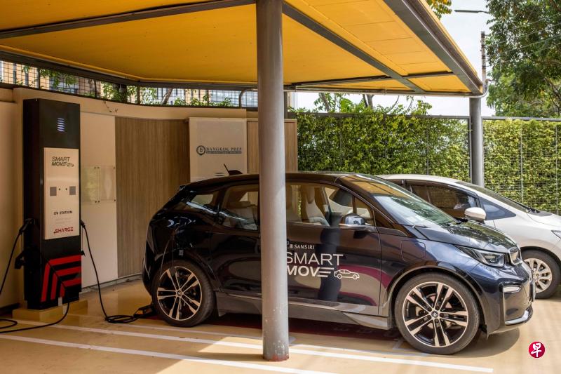 泰国几年前就开始积极调整以面向未来的零排放汽车发展策略,图为一辆电动车停放在曼谷的充电站充电。(法新社) 泰国几年前就开始积极调整以面向未来的零排放汽车发展策略,图为一辆电动车停放在曼谷的充电站充电。(法新社)