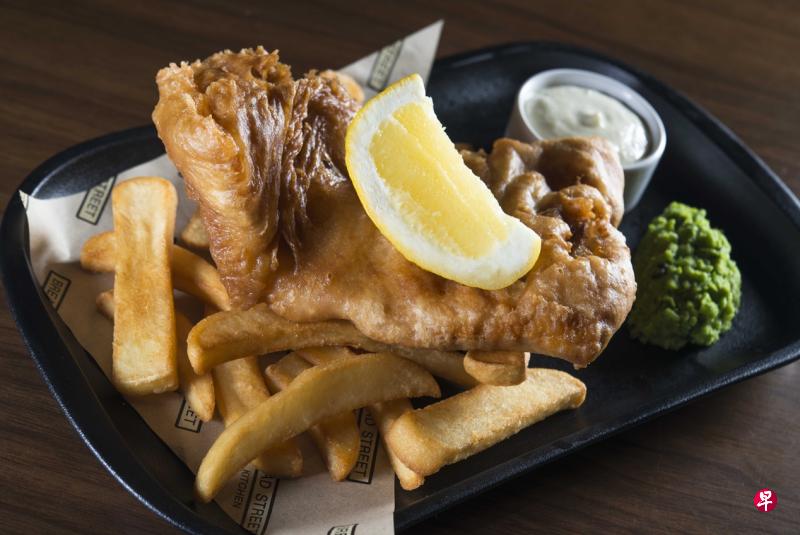传统英式炸鱼薯条是餐馆的招牌菜。 传统英式炸鱼薯条是餐馆的招牌菜。