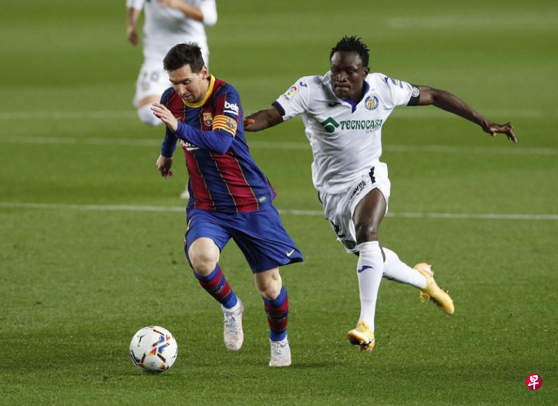 巴塞队长梅西(左)带球进攻,赫塔费后卫达科纳姆在后追赶。(路透社) 巴塞队长梅西(左)带球进攻,赫塔费后卫达科纳姆在后追赶。(路透社)