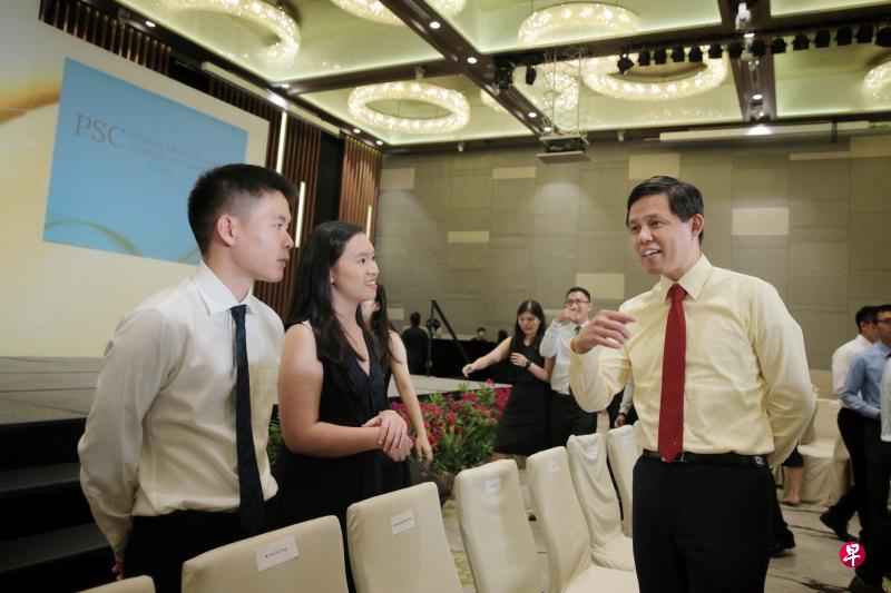 贸工部长陈振声(右一)转任教育部长后,会继续主管公共服务署。图为陈振声2019年在公共服务委员会奖学金颁奖礼上,同奖学金得主交谈。(档案照片) 贸工部长陈振声(右一)转任教育部长后,会继续主管公共服务署。图为陈振声2019年在公共服务委员会奖学金颁奖礼上,同奖学金得主交谈。(档案照片)