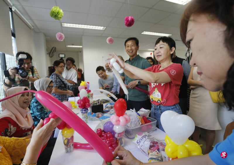 去年7月接任交通部长的王乙康(右二),在新一轮内阁改组中调任卫生部长,他也将担任抗疫跨部门工作小组联合领导。(档案照片) 去年7月接任交通部长的王乙康(右二),在新一轮内阁改组中调任卫生部长,他也将担任抗疫跨部门工作小组联合领导。(档案照片)