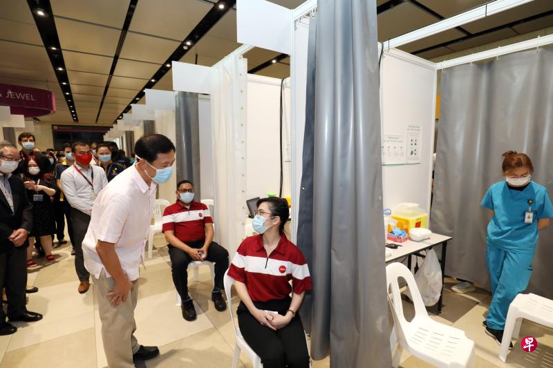 全球冠病疫情尚未受控,受访医学界人士认为王乙康(右四)接管卫生部后,须在复杂且充满未知的环境中迅速学习。(档案照片) 全球冠病疫情尚未受控,受访医学界人士认为王乙康(右四)接管卫生部后,须在复杂且充满未知的环境中迅速学习。(档案照片)