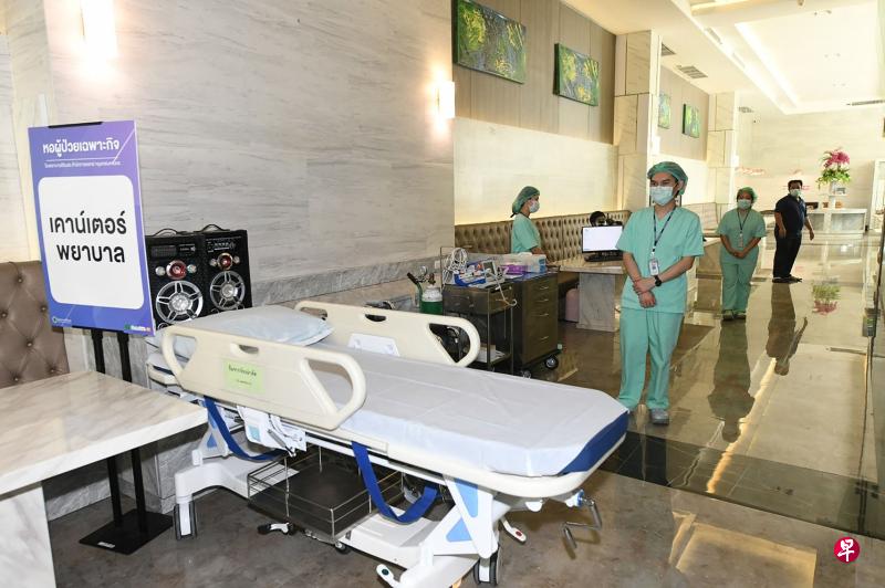 曼谷都市管理局昨天发布的照片显示,当地一家机场酒店已改装成临时医院,酒店大厅设置了病床和医疗设备,准备收治冠病患者,应对当地医院床位紧张问题。(法新社) 曼谷都市管理局昨天发布的照片显示,当地一家机场酒店已改装成临时医院,酒店大厅设置了病床和医疗设备,准备收治冠病患者,应对当地医院床位紧张问题。(法新社)