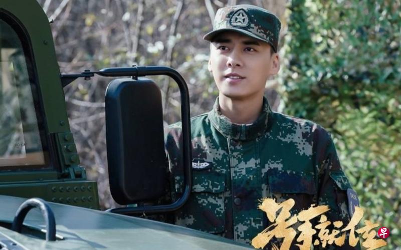 《号手就位》是中国大陆首部火箭军题材电视剧，讲述李易峰主演的火箭军新兵和战友成长蜕变的过程。（互联网）