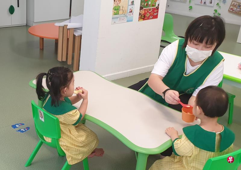恩园学校学生李巧玉在Grow & Glow托儿所实习,协助教师照顾孩童,如喂食、陪他们玩乐等。她喜欢与孩童互动,希望毕业后能当一名托儿助理。(恩园学校提供) 恩园学校学生李巧玉在Grow & Glow托儿所实习,协助教师照顾孩童,如喂食、陪他们玩乐等。她喜欢与孩童互动,希望毕业后能当一名托儿助理。(恩园学校提供)