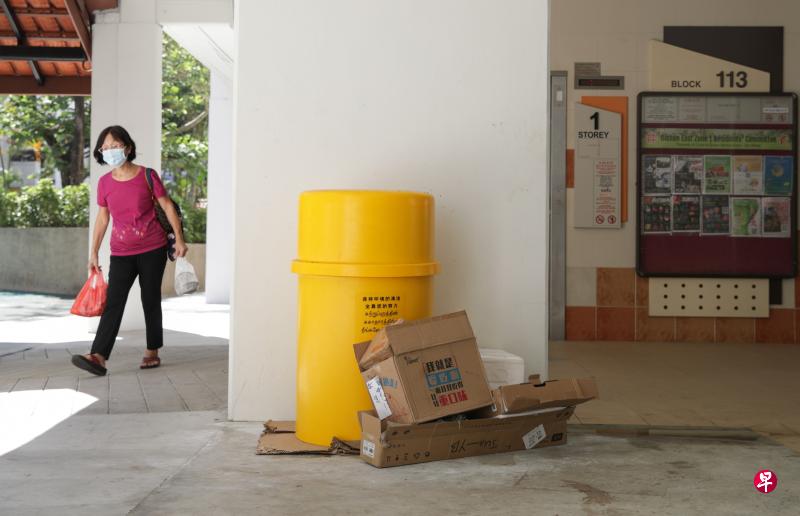 全国17个市镇理事会昨天不派清洁工人打扫组屋底层、停车场和游乐场等公共场所。(蔡家增摄) 全国17个市镇理事会昨天不派清洁工人打扫组屋底层、停车场和游乐场等公共场所。(蔡家增摄)