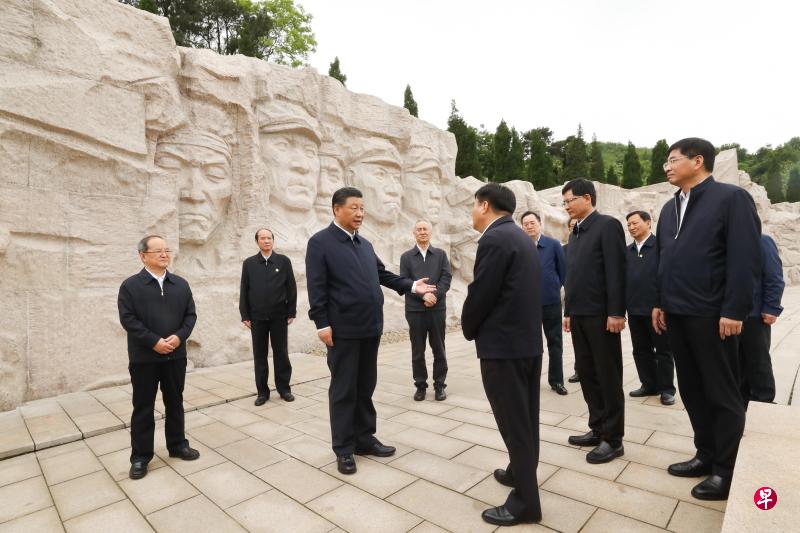 中共中央总书记、国家主席、中央军委主席习近平(左三)前天到位于广西桂林全州县才湾镇的红军长征湘江战役纪念园考察。(新华社) 中共中央总书记、国家主席、中央军委主席习近平(左三)前天到位于广西桂林全州县才湾镇的红军长征湘江战役纪念园考察。(新华社)