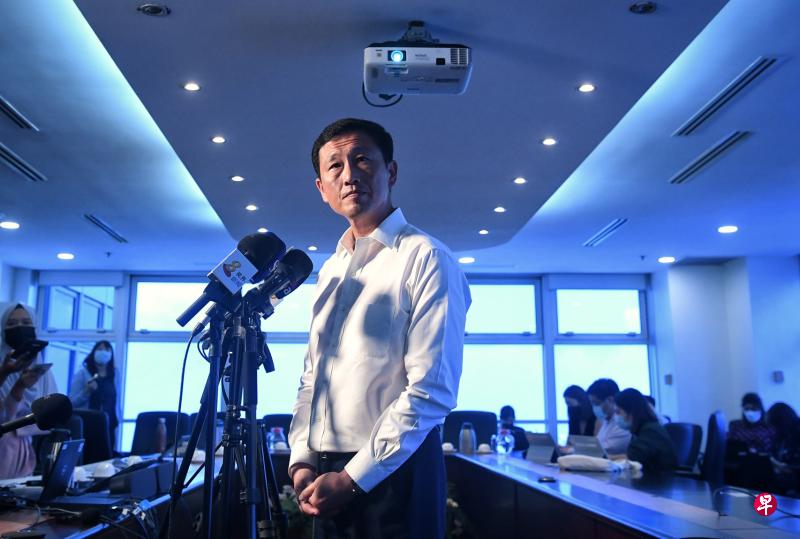 交通部长王乙康昨天在交通部总部,就新加坡和香港宣布重启航空泡泡接受媒体提问并指出,经过漫长的几个月,重启航空泡泡的条件已经成熟,双方在下来一个月内必须保持警惕,让航空泡泡首航顺利启程。(海峡时报) 交通部长王乙康昨天在交通部总部,就新加坡和香港宣布重启航空泡泡接受媒体提问并指出,经过漫长的几个月,重启航空泡泡的条件已经成熟,双方在下来一个月内必须保持警惕,让航空泡泡首航顺利启程。(海峡时报)