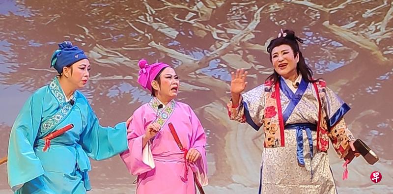 来自台湾的歌仔戏名家洪秀玉(右)剧中将一展幽默演绎。(主办方提供) 来自台湾的歌仔戏名家洪秀玉(右)剧中将一展幽默演绎。(主办方提供)