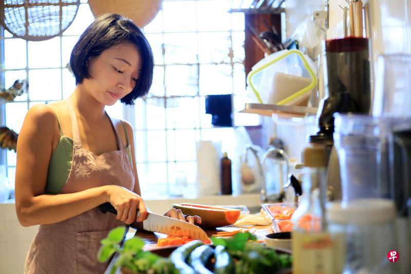 余素菡基于环保理由而吃素,意外发现健康因此获益,于是她创办居家纯素食店The Breakfast Club SG,希望让更多人享用美味健康的素食。 余素菡基于环保理由而吃素,意外发现健康因此获益,于是她创办居家纯素食店The Breakfast Club SG,希望让更多人享用美味健康的素食。