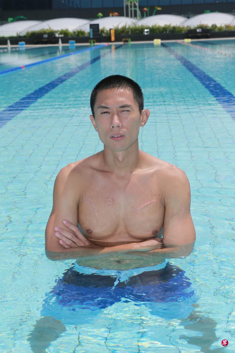 陈泂江泳术不错,却因腰伤已许久没游泳。 陈泂江泳术不错,却因腰伤已许久没游泳。