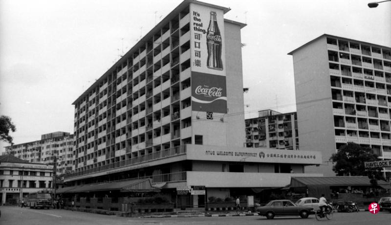 乌桥头第50座组屋外墙的可口可乐广告。(档案照片) 乌桥头第50座组屋外墙的可口可乐广告。(档案照片)