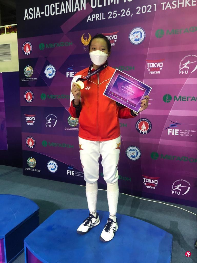 可丽雅前天在乌兹别克斯坦夺冠,喜获奥运资格。(新加坡击剑总会提供) 可丽雅前天在乌兹别克斯坦夺冠,喜获奥运资格。(新加坡击剑总会提供)