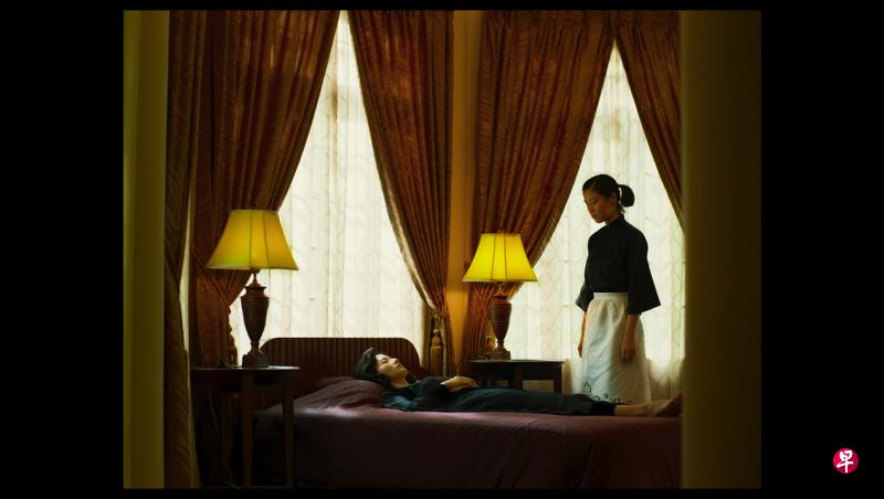 《今宵多珍重》豪宅仆人陈一心(右)望着被杀的女主人南苗发愣。 《今宵多珍重》豪宅仆人陈一心(右)望着被杀的女主人南苗发愣。