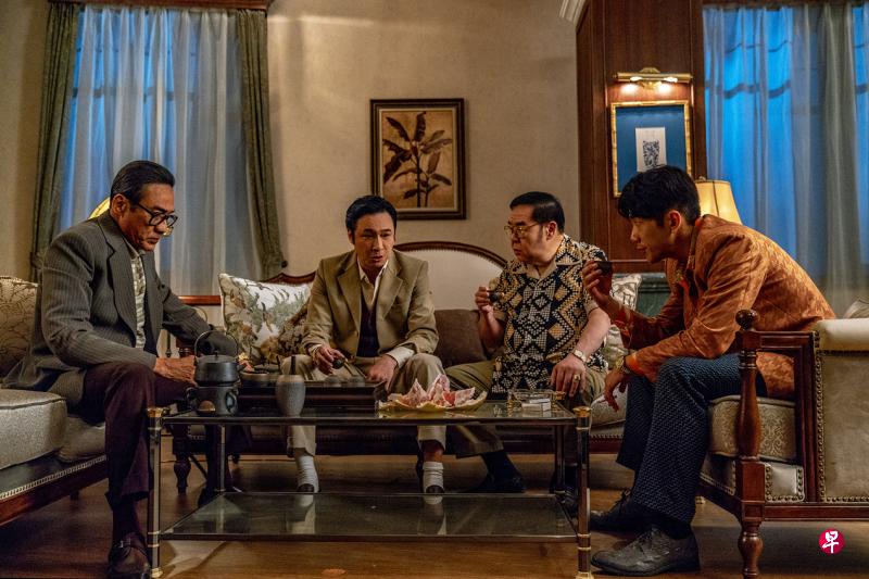 梁家辉(左一)和吴镇宇(左二)是《金钱帝国:追虎擒龙》两名最具姿彩的大反派。(邵氏提供) 梁家辉(左一)和吴镇宇(左二)是《金钱帝国:追虎擒龙》两名最具姿彩的大反派。(邵氏提供)