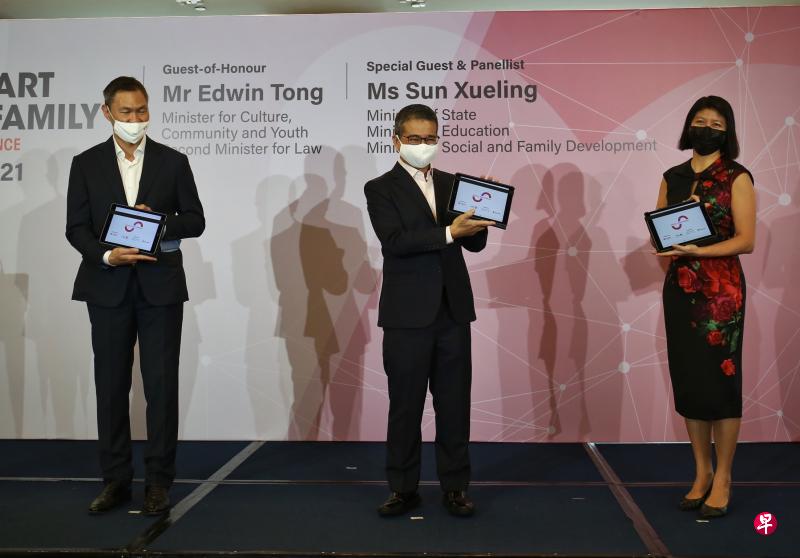 文化、社区及青年部长兼律政部第二部长唐振辉(中)和触爱社会服务总裁陈锦耀(左一),以及国家福利理事会执行理事长陈丽珊在研讨会上展示了“科技家庭我最行”计划的新标志。(白艳琳摄) 文化、社区及青年部长兼律政部第二部长唐振辉(中)和触爱社会服务总裁陈锦耀(左一),以及国家福利理事会执行理事长陈丽珊在研讨会上展示了“科技家庭我最行”计划的新标志。(白艳琳摄)