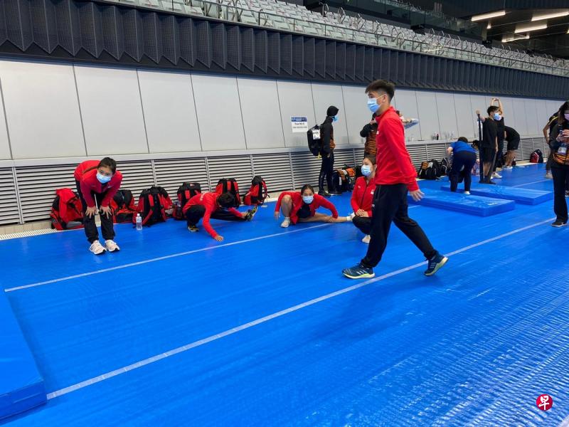 我国跳水队昨天到东京奥运比赛场馆进行训练,备战来临星期六开始的世界杯赛。(新加坡游泳总会提供) 我国跳水队昨天到东京奥运比赛场馆进行训练,备战来临星期六开始的世界杯赛。(新加坡游泳总会提供)