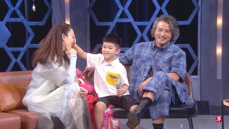 Zed一看到爸爸妈妈合演的一些戏剧片段,急忙用小手盖住范文芳的眼睛。(新传媒提供) Zed一看到爸爸妈妈合演的一些戏剧片段,急忙用小手盖住范文芳的眼睛。(新传媒提供)