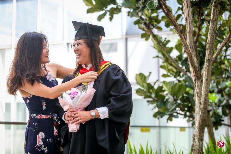 母亲张海桃（右）和女儿许嘉慧均毕业自新跃社科大学，修读的都是学前教育类课程。她们是家人也是同行，受到彼此的影响和鼓舞，希望未来在业内走得更远更好。（叶振忠摄）