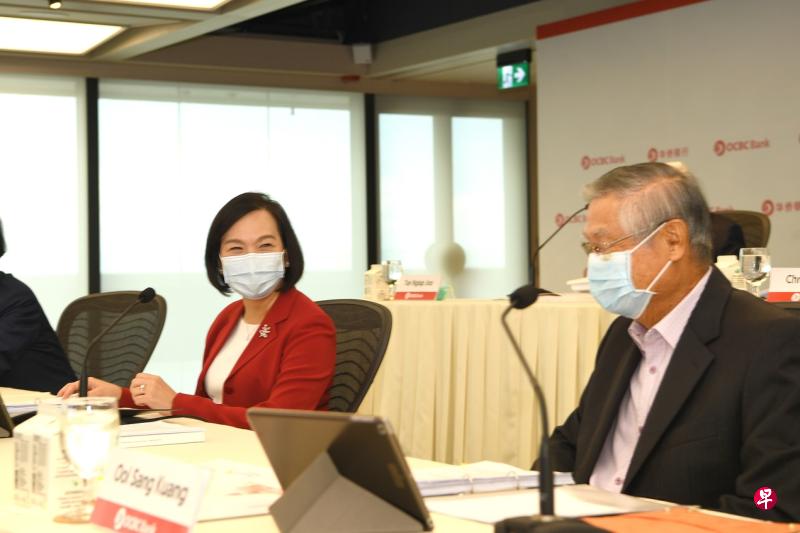 华侨银行集团行政总裁黄碧娟(左)和主席黄三光昨天在线上常年股东大会回应股东的现场提问。(华侨银行提供) 华侨银行集团行政总裁黄碧娟(左)和主席黄三光昨天在线上常年股东大会回应股东的现场提问。(华侨银行提供)