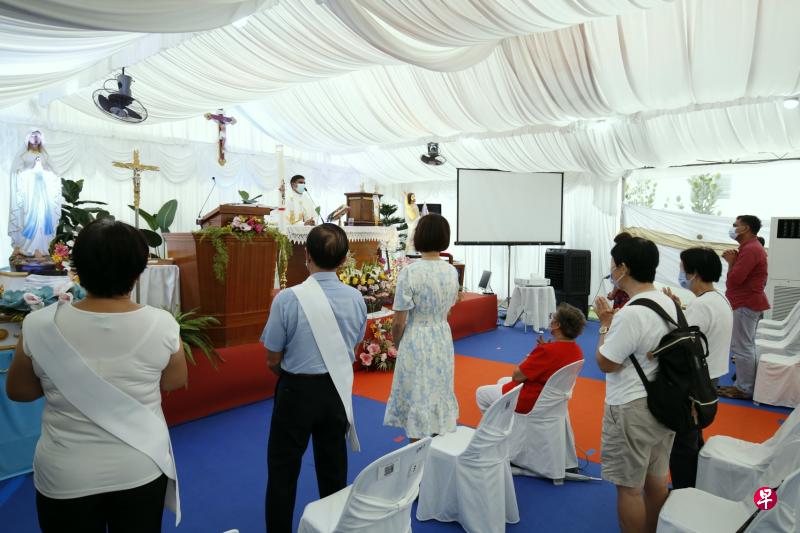 信众本周一起到宗教场所参与集会时可戴着口罩唱歌,位于奥菲亚路的露德圣母堂前天进行中午弥撒时,虽没有安排现场演唱,但允许信众跟着教堂播放的圣歌轻唱。 (梁麒麟摄) 信众本周一起到宗教场所参与集会时可戴着口罩唱歌,位于奥菲亚路的露德圣母堂前天进行中午弥撒时,虽没有安排现场演唱,但允许信众跟着教堂播放的圣歌轻唱。 (梁麒麟摄)
