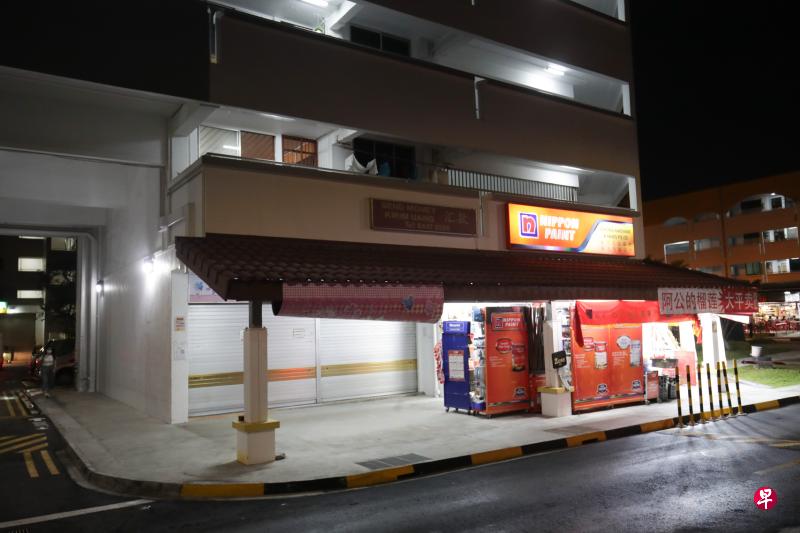 引发纠纷的店屋位于后港61街第698座组屋,一楼的商店与二楼的住宅属同一个单位。王家是在1995年以78万2000元买下该单位。(蔡家增摄) 引发纠纷的店屋位于后港61街第698座组屋,一楼的商店与二楼的住宅属同一个单位。王家是在1995年以78万2000元买下该单位。(蔡家增摄)
