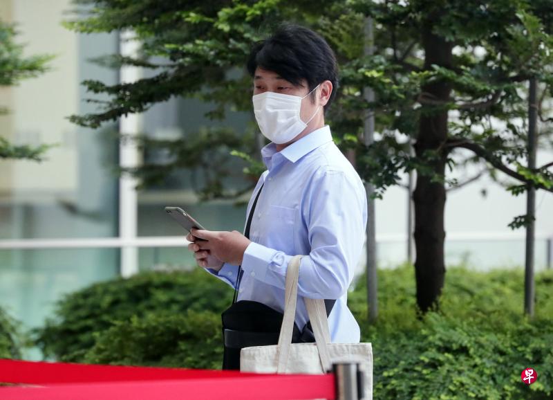 被告刘辉建涉嫌在组屋单位中藏有156支软气枪。他不认罪，案件昨天开审。（海峡时报）
