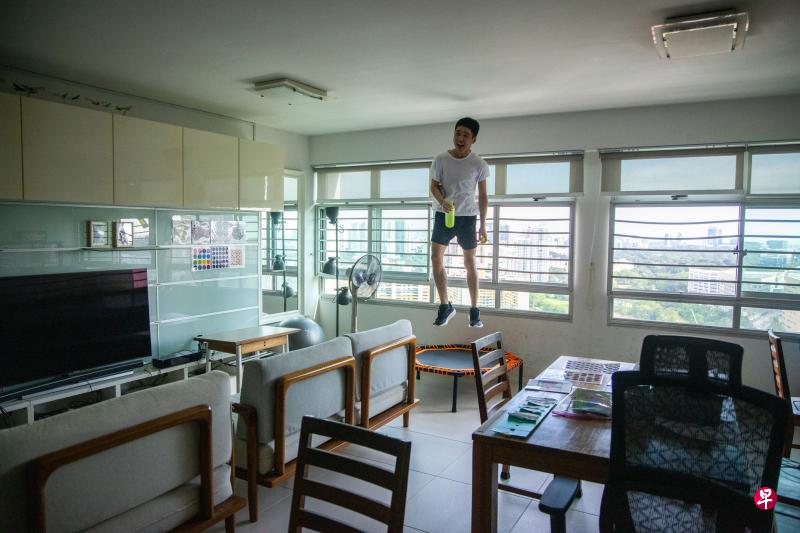 热爱运动的自闭症患者卓骋劼每天都会在家中跳弹簧床。他曾加入日间活动中心,但因无法适应环境,目前只能选择留在家中。(李欣赏提供) 热爱运动的自闭症患者卓骋劼每天都会在家中跳弹簧床。他曾加入日间活动中心,但因无法适应环境,目前只能选择留在家中。(李欣赏提供)