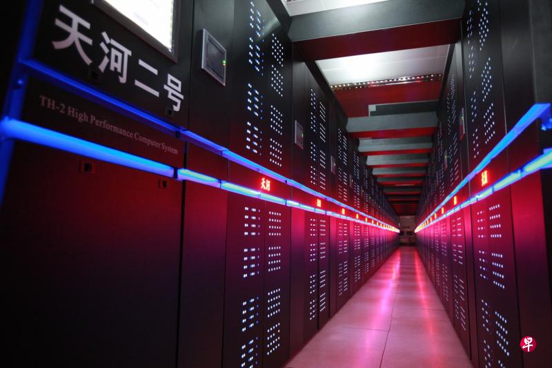 中国的“天河二号”超级计算机运用的是中国国产芯片,在世界超算机五百强排行榜上排第四(威锋网) 中国的“天河二号”超级计算机运用的是中国国产芯片,在世界超算机五百强排行榜上排第四(威锋网)