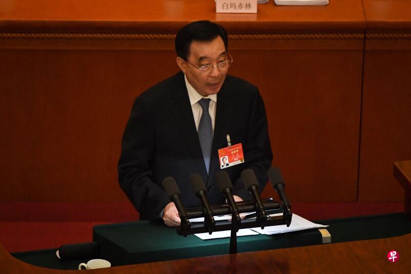 中国全国人大副委员长王晨撰文强调,中国要走适合自己的法治道路,决不能照搬别国模式和做法,也决不能走西方“宪政”“三权鼎立”“司法独立”的路子。图为王晨今年3月5日在全国人大年会开幕式上致辞。(法新社) 中国全国人大副委员长王晨撰文强调,中国要走适合自己的法治道路,决不能照搬别国模式和做法,也决不能走西方“宪政”“三权鼎立”“司法独立”的路子。图为王晨今年3月5日在全国人大年会开幕式上致辞。(法新社)