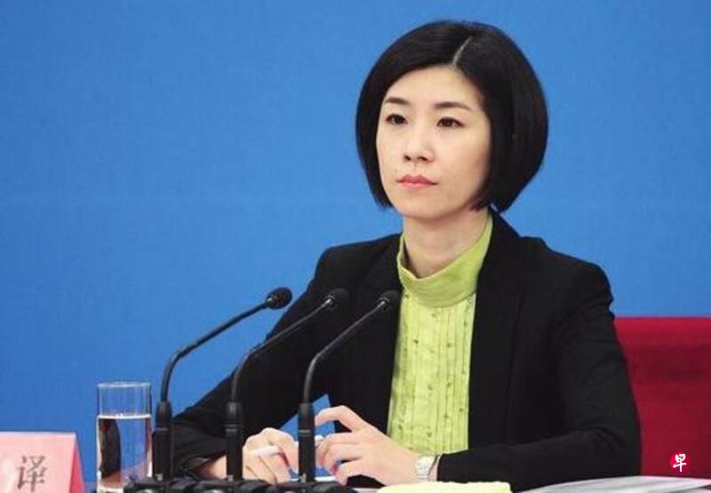 多次亮相中国总理记者会的“首席翻译”张璐已经履新中国外交部翻译司副司长。(互联网) 多次亮相中国总理记者会的“首席翻译”张璐已经履新中国外交部翻译司副司长。(互联网)